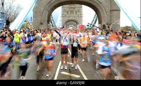 Marathon de Flora London.Les coureurs traversent le Tower Bridge lors du marathon de Londres 2008. Banque D'Images