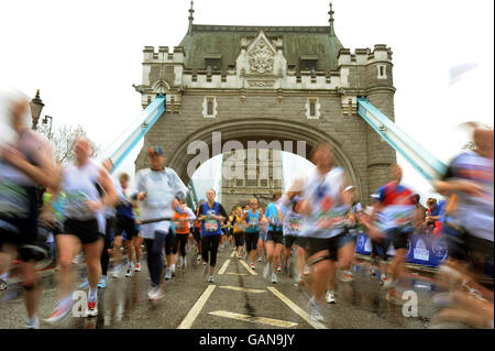 Les coureurs traversent le Tower Bridge lors du marathon de Londres 2008. Banque D'Images