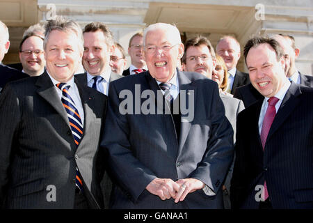 Peter Robinson (à gauche), nouveau chef du DUP avec l'ancien chef Ian Paisley (au centre) et Nigel Dodds (à droite), chef adjoint, lors d'une photo à Stormont. Banque D'Images