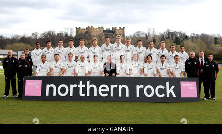 L'équipe de cricket de Durham rangée arrière (de gauche à droite) Brian Hunt, Alan Walker, Mohammad Uzair, Will Smith, Lee Goddard, Gordon Muchall, Kyle Coetzer, Mark Stoneman, Gary Park, Moneeb Iqbal, Richard Hilton, Nigel Kent et Mike King. Première rangée, Gareth Breeze, Paul Wiseman, Mark Davies, Neil Killeen, Stephen Harmison, Geoff Cook, Michael DI Venuto, Liam Plunkett, Phil Mustard, Graham Onions et Gary Scott lors d'une journée de presse au County Ground, Chester-le-Street, Durham. Banque D'Images