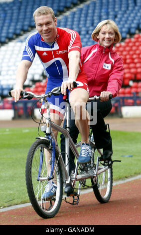 Le cycliste Chris Hoy et le marin Shirley Robertson aident BT à lancer son équipe d'ambassadeurs pour les Jeux olympiques et paralympiques de Londres 2012 au parc Hampden de Glasgow. Banque D'Images