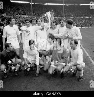 L'équipe victorieuse des Queens Park Rangers célèbre la coupe de la Ligue de football après leur victoire de 3-2 : (rangée arrière, l-r) Mike Keen, Tony Hazell, Ron Hunt, Mark Lazarus, les Allen, Frank Sibley, Jim Langley; (rangée avant, l-r) Ron Springett, Roger Morgan, Rodney Marsh, sub, Keith Sanderson Banque D'Images