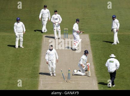 John Crawley du Hampshire atteint le ballon aux souches et sort presque de Michael Brown lors du LV County Championship Division One match au Rose Bowl, Southampton. Banque D'Images