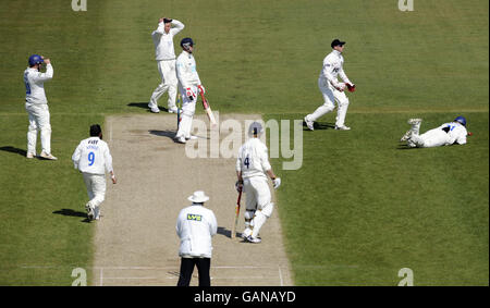 John Crawley du Hampshire est abandonné par Carl Tomlinson, le Fielder du Sussex, lors du match de la LV County Championship Division One au Rose Bowl, à Southampton. Banque D'Images