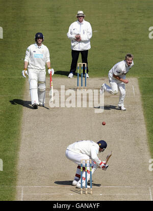 John Crawley, du Hampshire, évite un bouteur de l'Bowler du Sussex Luke Wright lors du LV County Championship Division One Match au Rose Bowl, à Southampton. Banque D'Images