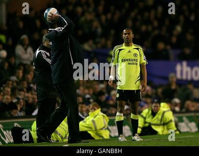 Soccer - Barclays Premier League - Everton / Chelsea - Goodison Park.David Moyes, le directeur d'Everton, jette le ballon dans le sol alors que Ashley Cole, de Chelsea, attend de vous jeter. Banque D'Images