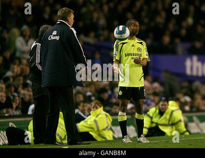 Soccer - Barclays Premier League - Everton / Chelsea - Goodison Park.David Moyes, le directeur d'Everton, jette le ballon à Ashley Cole, de Chelsea Banque D'Images