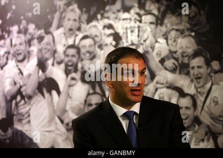 Martin Johnson, directeur de la Nouvelle-Angleterre, lors d'une conférence de presse à Twickenham, Londres. Banque D'Images