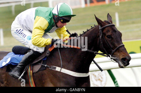 Jockey N P Madden qui a remporté le Tam Shanter Poppyscotland novices handicap à cheval Asian Royale, dans le cadre du Grand Festival national de Coral Scottish à Ayr Racecourse, Ayr. Banque D'Images