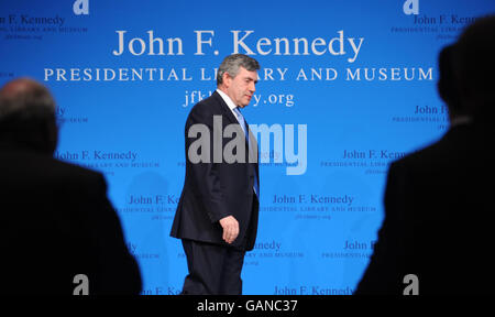 Le Premier ministre Gordon Brown quitte la scène après avoir prononcé aujourd'hui un discours à la John F. Kennedy Library de Boston devant un public de dirigeants d'entreprises, politiques et universitaires le dernier jour de sa visite de trois jours aux États-Unis Banque D'Images