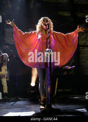 NE PAS PUBLIER NI ARCHIVER APRÈS LE VENDREDI 18 JUILLET 2008: Alison Goldfrapp se produit sur scène en direct au Royal Festival Hall dans le centre de Londres. Banque D'Images