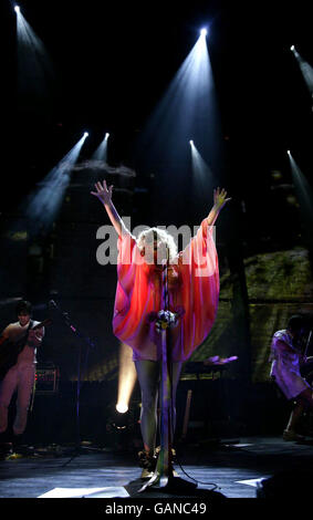 NE PAS PUBLIER NI ARCHIVER APRÈS LE VENDREDI 18 JUILLET 2008: Alison Goldfrapp se produit sur scène en direct au Royal Festival Hall dans le centre de Londres. Banque D'Images