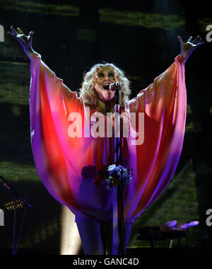 NE PAS PUBLIER NI ARCHIVER APRÈS LE VENDREDI 18 JUILLET 2008: Alison Goldfrapp se produit sur scène en direct au Royal Festival Hall dans le centre de Londres. Banque D'Images