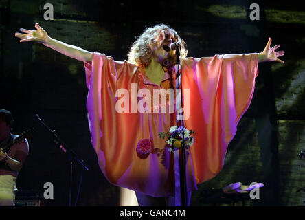 NE PAS PUBLIER NI ARCHIVER APRÈS LE VENDREDI 18 JUILLET 2008: Alison Goldfrapp se produit sur scène en direct au Royal Festival Hall dans le centre de Londres. Banque D'Images