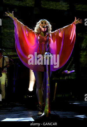 NE PAS PUBLIER NI ARCHIVER APRÈS LE VENDREDI 18 JUILLET 2008: Alison Goldfrapp se produit sur scène en direct au Royal Festival Hall dans le centre de Londres. Banque D'Images