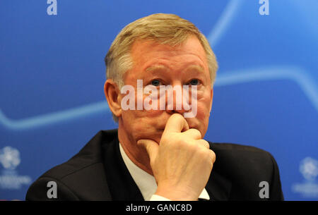 Alex Ferguson, directeur de Manchester United, s'entretient avec les médias lors d'une conférence de presse à l'hôtel Hesperia Tower, Barcelone, Espagne. Banque D'Images