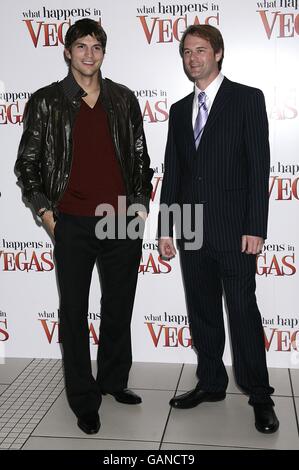 Ashton Kutcher (à gauche) et le réalisateur Tom Vaughan arrivent pour la première britannique de ce qui se passe à Las Vegas au cinéma Odeon West End, Leicester Square, Londres. Banque D'Images