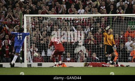 Football - UEFA Champions League - semi final - First Leg - Liverpool / Chelsea - Anfield.John Arne Riise de Liverpool (à droite) marque son propre but en fin de partie. Banque D'Images