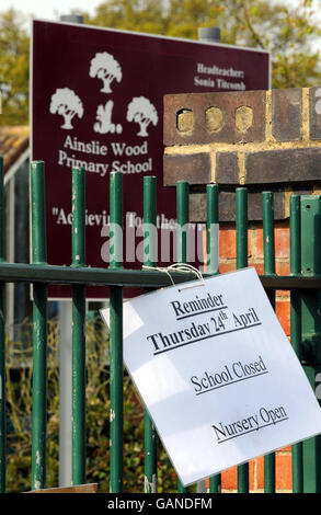 Un panneau est accroché aux portes de l'école primaire Ainsley Wood, à Chingford, dans le nord-est de Londres, pour rappeler aux élèves que l'école est fermée aujourd'hui. Banque D'Images