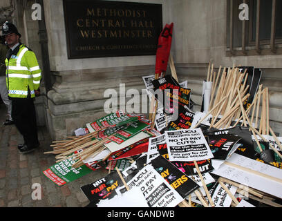 Des pancartes et des tableaux ont été laissés à l'extérieur du Methodist Central Hall de Westminster, Londres, par des proteurs qui ont participé à la première grève nationale des enseignants en 21 ans. Banque D'Images