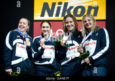 (De gauche à droite) les grands Britanniques Melanie Marshall, Caitlin MaClatchey, Joanne Jackson et Rebecca Adlington célèbrent après avoir remporté la médaille d'argent dans la finale du relais nage libre 4 x 200 M. Banque D'Images