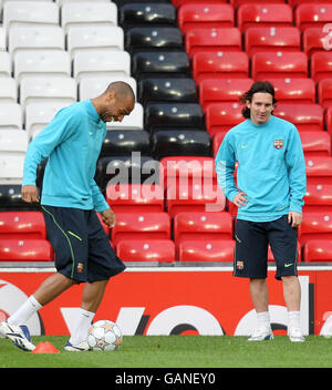 Football - Ligue des champions de l'UEFA - semi finale - deuxième étape - Manchester United v Barcelone - session d'entraînement de Barcelone - Old T....Lionel Messi de Barcelone (à droite) et Thierry Henry lors de la session d'entraînement à Old Trafford, Manchester. Banque D'Images