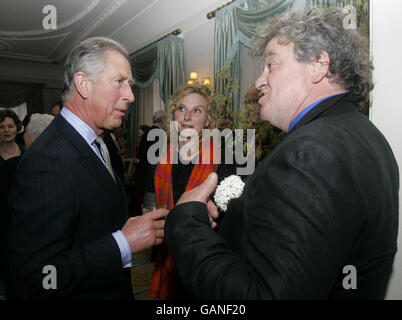 Le Prince de Galles, à gauche, parle au concepteur du British Memorial Garden, Julian Bannerman et sa femme Isabel, lors d'une réception à Clarence House à Londres, Ce soir pour marquer le 5e anniversaire de la fondation du jardin de New York qui rend hommage aux victimes britanniques des attentats du World Trade Center le 11 septembre 2001. Banque D'Images