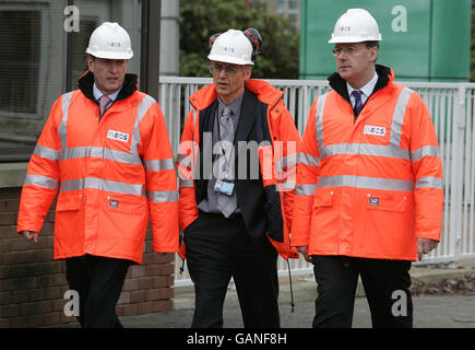 John Hutton, secrétaire d'entreprise du Royaume-Uni (à gauche), avec le directeur général d'Ineos Grangemouth Gordon Grant (à droite) et le secrétaire d'État aux Finances de l'Écosse John Swinney (à gauche), lors d'une visite à la raffinerie de Grangemouth à la reprise de la production après deux jours d'action industrielle. Banque D'Images