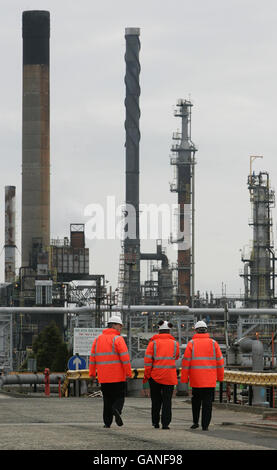 De gauche à droite. John Swinney, secrétaire aux Finances de l'Écosse, directeur général d'INEOS Grangemouth Gordon Grant et John Hutton, secrétaire d'entreprise britannique, lors d'une visite à la raffinerie de Grangemouth à la reprise de la production après deux jours d'action industrielle. Banque D'Images