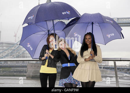 (De gauche à droite) Amelle Barrabah, Heidi Range et Keisha Buchanan des Sugababes lors d'une séance photo au quai de St Katherine, avant de jouer à bord du nouveau yacht de Dame Ellen MacArthur « BT Open 60 » pour lancer le parrainage par BT du yacht et du festival de l'île de Wight 2008, Sur la Tamise, dans le centre de Londres. Date de la photo: Mardi 29 avril 2008. Le crédit photo devrait se lire: Yui Mok/PA Wire Banque D'Images