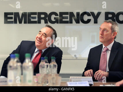 Le premier ministre écossais Alex Salmond et le secrétaire d'entreprise britannique John Hutton regardent une télévision dans la salle de planification d'urgence de la maison St Andrew à Édimbourg. Banque D'Images