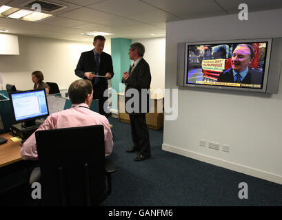 Le personnel regarde une télévision montrant des nouvelles de la manifestation sur le carburant dans la salle de planification d'urgence de la maison St Andrew à Édimbourg, où le premier ministre écossais Alex Salmond et le secrétaire d'entreprise britannique John Hutton ont rendu visite aujourd'hui. Banque D'Images