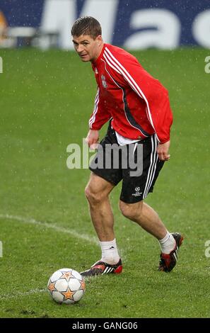 Football - UEFA Champions League - quart de finale - première étape - Liverpool v Chelsea - Liverpool Training - Melwood. Steven Gerrard de Liverpool pendant l'entraînement Banque D'Images