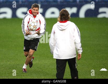 Football - UEFA Champions League - quart de finale - première étape - Liverpool v Chelsea - Liverpool Training - Melwood. Steven Gerrard (l) de Liverpool pendant l'entraînement Banque D'Images