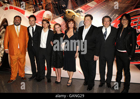 Le producteur Joel Silver, Kirk Gurry, Emile Hirsch, Christina Ricci, Susan Sarandon, John Goodman, Roger Allam et Rain, membres de l'équipage (gauche-droite) arrivent pour la première britannique de Speed Racer à l'Empire Leicester Square, dans le centre de Londres. Banque D'Images