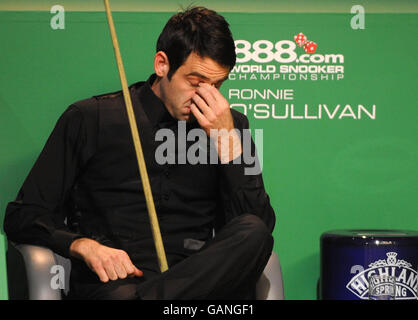 Ronnie O'Sullivan est assis dans sa chaise pendant sa demi-finale lors du Championnat du monde de Snooker 888.com au Crucible Theatre, Sheffield. Banque D'Images