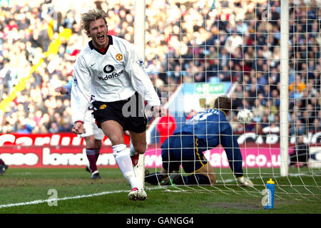 Football - FA Barclaycard Premiership - Aston Villa v Manchester United.David Beckham, de Manchester United, célèbre le but d'ouverture contre Aston Villa Banque D'Images