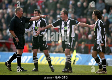 Soccer - FA Barclaycard Premiership - Charlton Athletic / Newcastle United.Alan Shearer, de Newcastle United, montre sa frustration après un mauvais match contre Charlton Athletic Banque D'Images