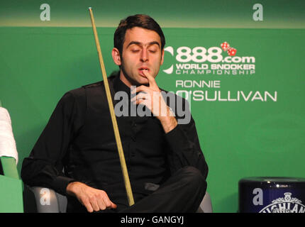 Ronnie O'Sullivan est assis dans sa chaise pendant son match de demi-finale pendant le Championnat du monde de Snooker 888.com au Crucible Theatre, Sheffield. Banque D'Images