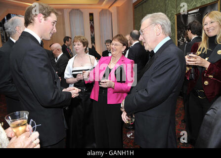 Le Prince William rencontre Sir David Frost lors d'un dîner de charité pour les héros sportifs britanniques au Guildhall, dans le centre de Londres. Banque D'Images