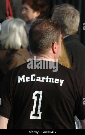 Le fan Phil Blanchard, 46 ans, dans un t-shirt spécialement fabriqué arrive à la cathédrale anglicane de Liverpool pour la création de la Charité du Nord de l'oratoria de Sir Paul McCartney Ecce Cor Meum, interprétée par l'Orchestre philharmonique de Liverpool. Banque D'Images