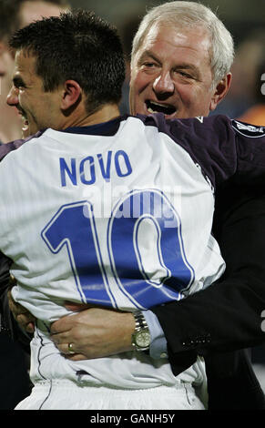 Nacho Novo des Rangers célèbre avec le directeur Walter Smith après la coupe de l'UEFA, demi-finale, deuxième jambe, Artemio Franchi, Florence, Italie. Banque D'Images