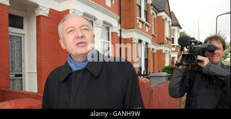 L'actuel maire de Londres, Ken Livingstone, quitte son domicile pour nager en attendant les résultats de l'élection de la mairie de Londres. Banque D'Images