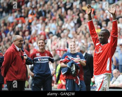 Chris Powell de Charlton Athletic fait passer Au revoir aux fans après le coup de sifflet final, son dernier match pour le club Banque D'Images