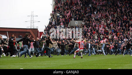 Carl Dickinson, de stoke City, se joint aux fans pour célébrer leur promotion à la Premier League après le match du championnat Coca-Cola au Britannia Stadium, Stoke. Banque D'Images