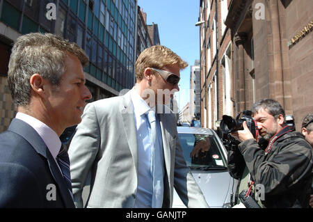 Le cricketer d'Angleterre Andrew Flintock (Centre), accusé d'excès de vitesse, arrive au tribunal des magistrats de Liverpool avec l'avocat Nick Freeman (à gauche). Banque D'Images