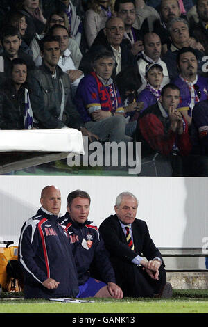 (De gauche à droite) l'entraîneur de première équipe des Rangers Kenny McDowall, le gestionnaire adjoint Ally McCoist et le gestionnaire Walter Smith dans le dugout Banque D'Images