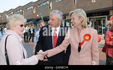 Secrétaire d'État à la Justice Jack Straw avec le candidat travailliste pour Crewe et Nantwich Tamsin Dunwoody Canvas à Crewe. Banque D'Images