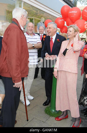 Secrétaire d'État à la Justice Jack Straw avec le candidat travailliste pour Crewe et Nantwich Tamsin Dunwoody Canvas à Crewe. Banque D'Images