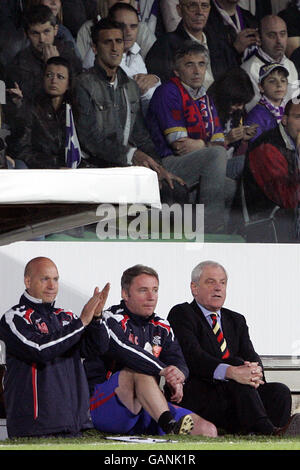 (De gauche à droite) l'entraîneur de première équipe des Rangers Kenny McDowall, le gestionnaire adjoint Ally McCoist et le gestionnaire Walter Smith dans le dugout Banque D'Images